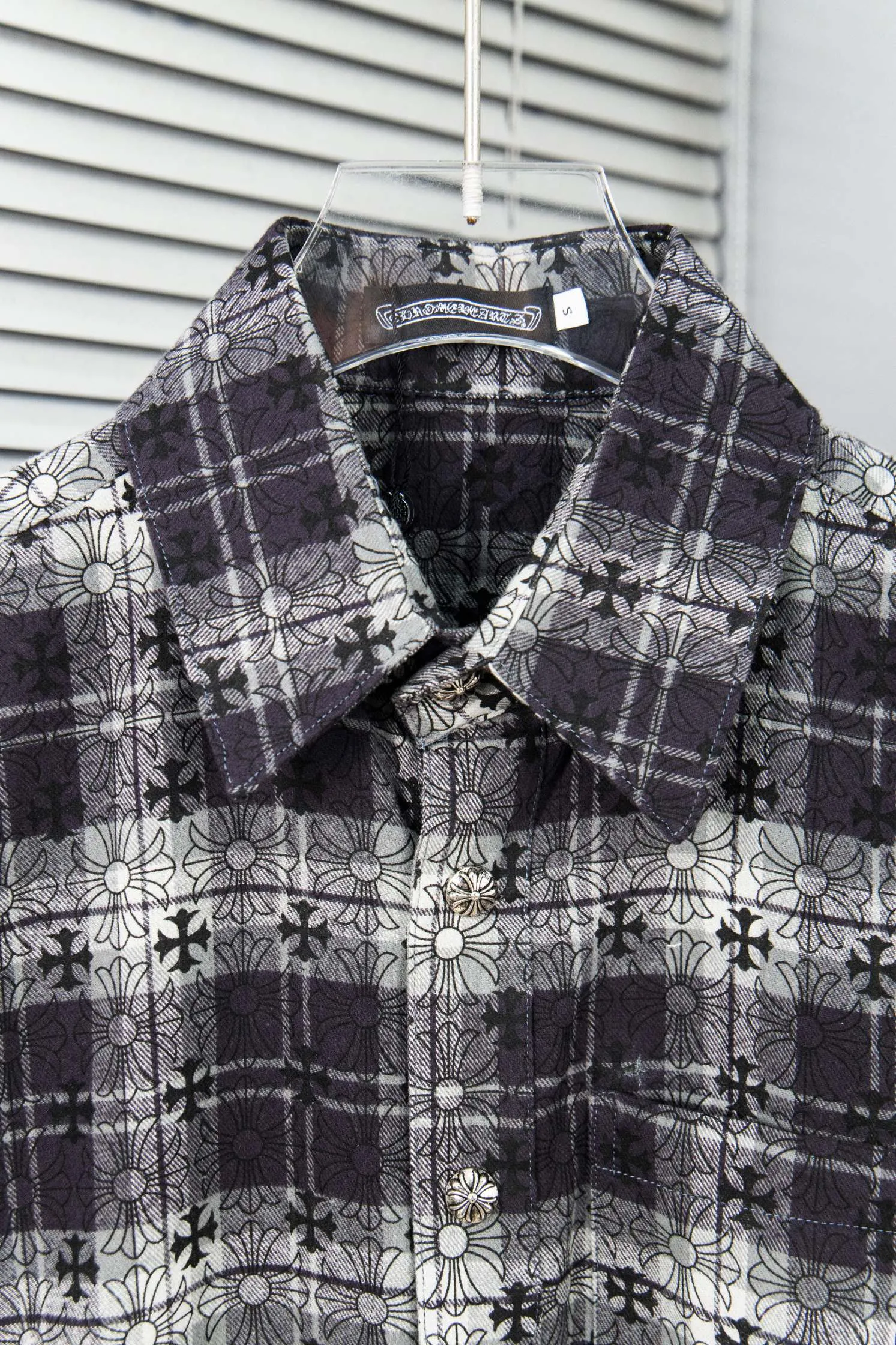 🅿️260 New: Style number: B130 Chrome Hearts classic cashew flower cross all-over printed jacquard long-sleeved casual shirt 1️⃣Customized original jacquard fabric, high-quality pure cotton jacquard plaid fabric, soft and comfortable to the touch, a very high-quality fabric! 2️⃣The details of the workmanship are perfectly controlled. The lining is made of vest hemming, and the cuffs are made of double cross leather labels. It is different from the ordinary version. The collar is also designed with interlining, which shows high-end fashion and personality. The style is fashionable, simple and elegant, and it is a very versatile jacket! 4⃣️Complete accessories, all customized with original versions! Same style for men and women Color: cashew black Size: S, M, L, XL